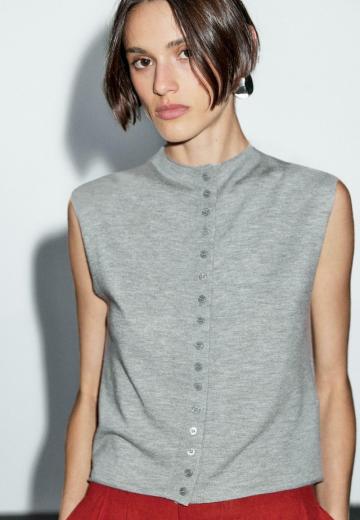 Вязаный жилет