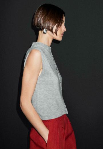 Вязаный жилет