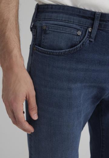 Узкие джинсы