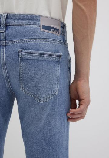 Прямые джинсы