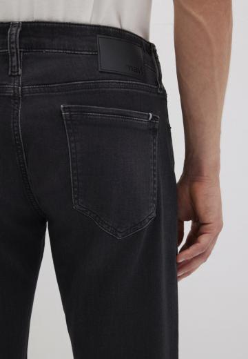 Узкие джинсы