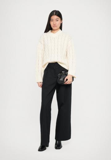 Пуловер с вырезом V