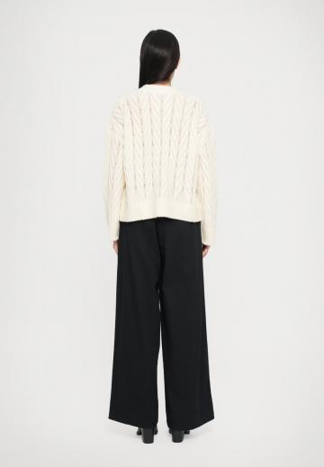 Пуловер с вырезом V