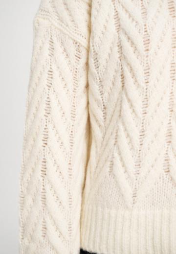 Пуловер с вырезом V