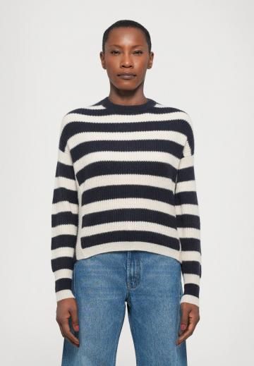 Пуловер в полоску