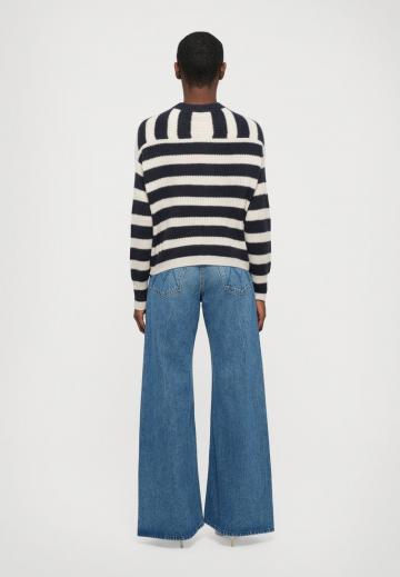 Пуловер в полоску