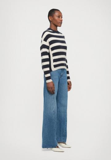 Пуловер в полоску