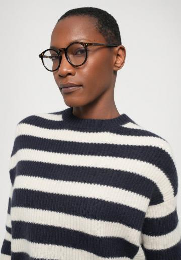 Пуловер в полоску