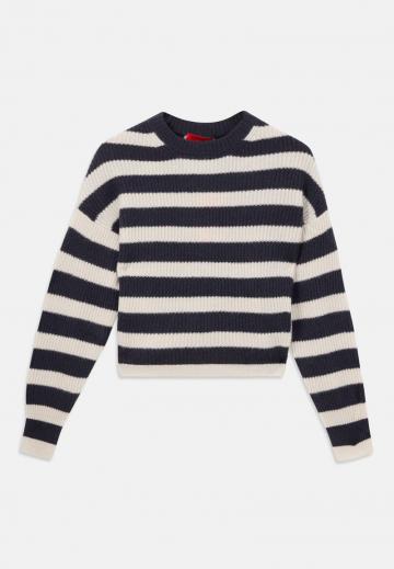 Пуловер в полоску