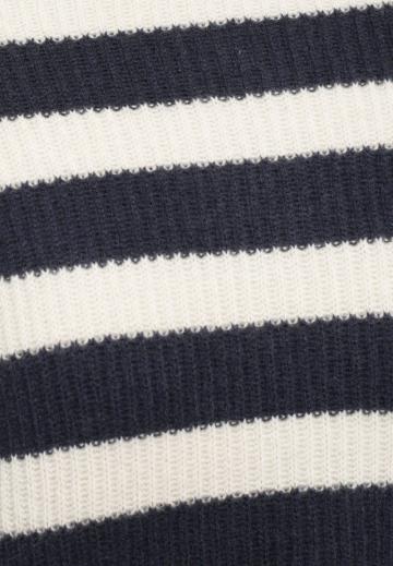 Пуловер в полоску
