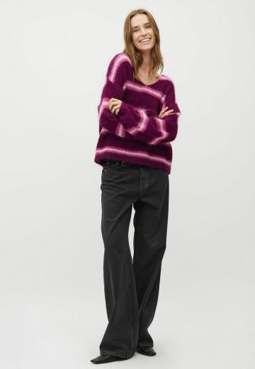 Пуловер в полоску