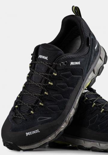 Походные кроссовки