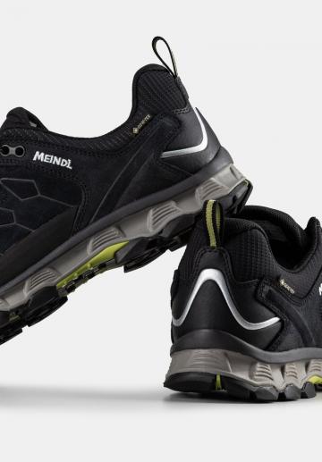 Походные кроссовки