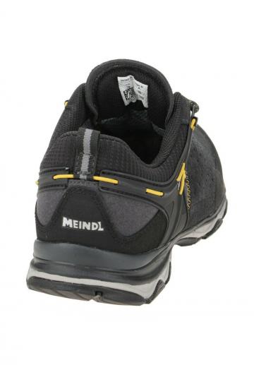 Походные кроссовки