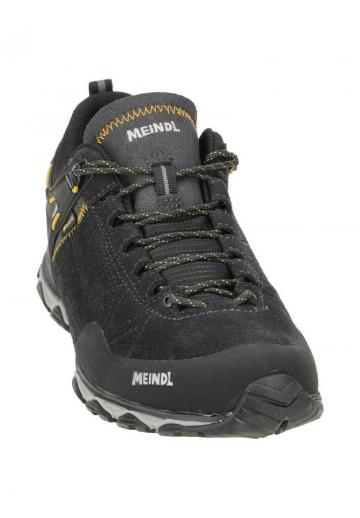 Походные кроссовки