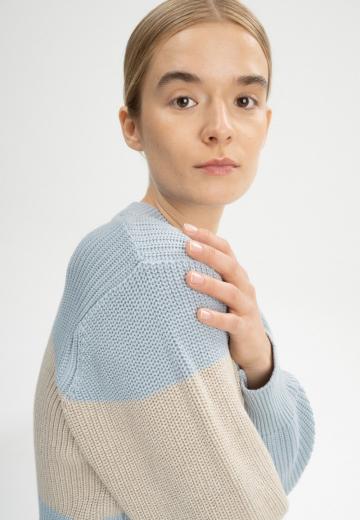 Пуловер в полоску