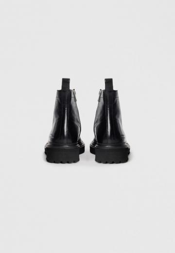 Ботинки на шнуровке