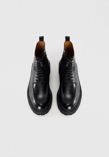 Ботинки на шнуровке