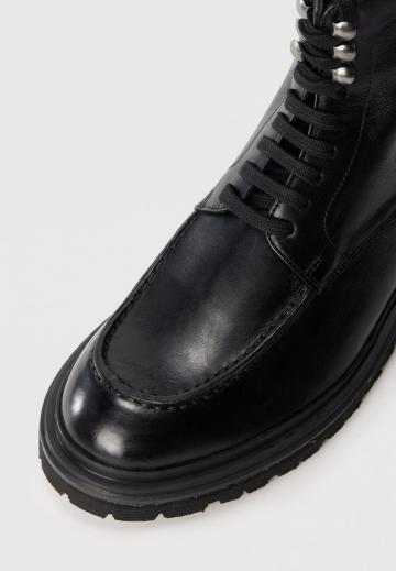 Ботинки на шнуровке