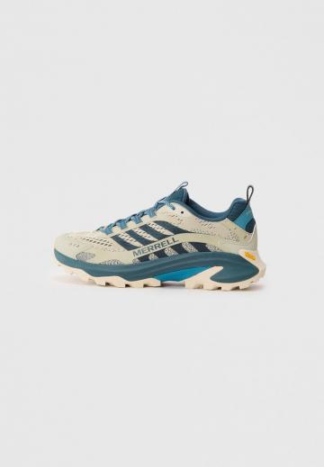 Походные кроссовки