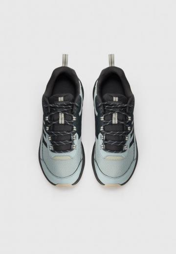 Походные кроссовки