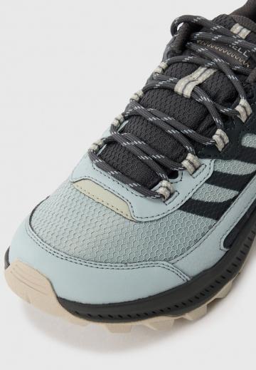 Походные кроссовки