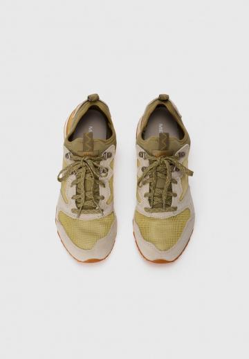 Походные кроссовки