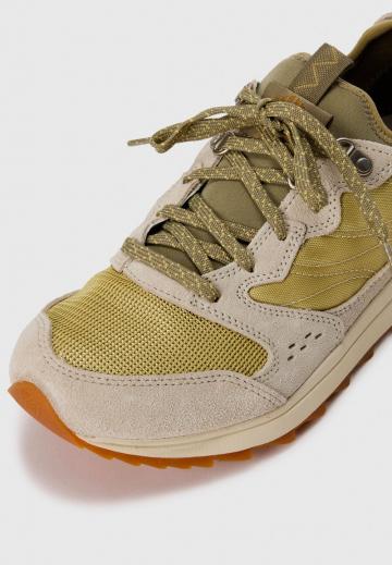 Походные кроссовки