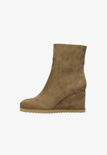 Сапожки на танкетке