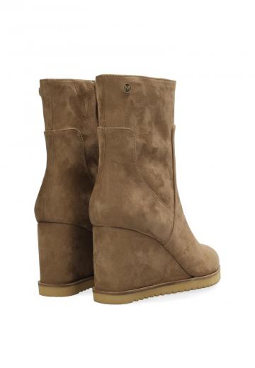 Сапожки на танкетке