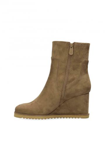 Сапожки на танкетке