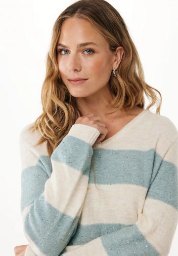 Пуловер в полоску
