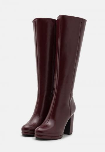 Высокие сапоги