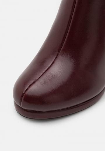 Высокие сапоги