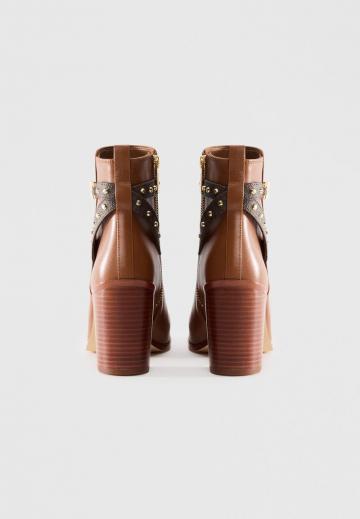 Высокие сапоги