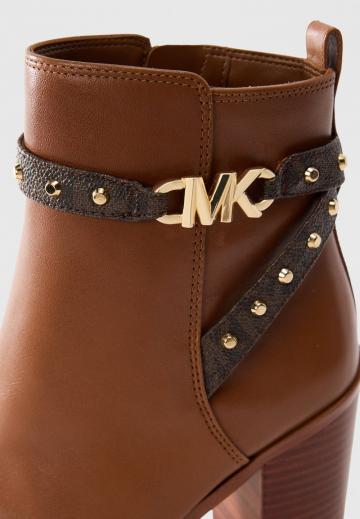 Высокие сапоги