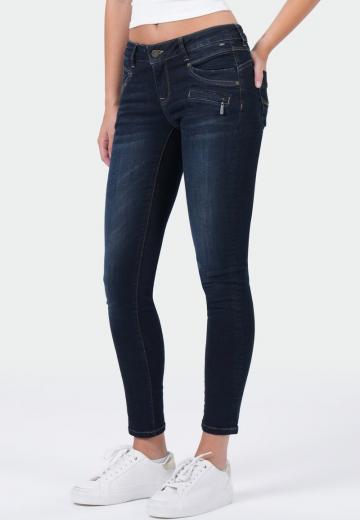 Узкие джинсы