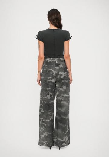 Клешеные джинсы