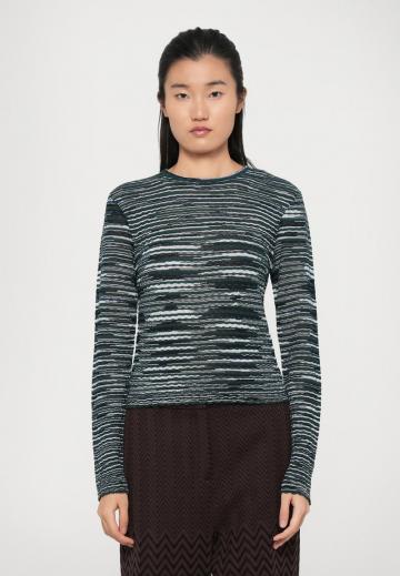 Пуловер в полоску