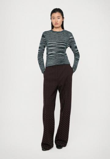 Пуловер в полоску