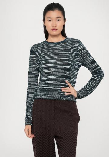 Пуловер в полоску