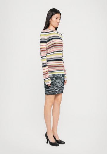 Пуловер в полоску