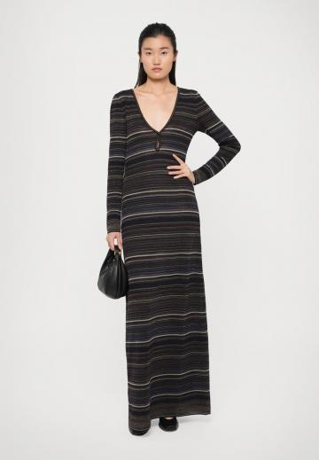 Вязаное платье