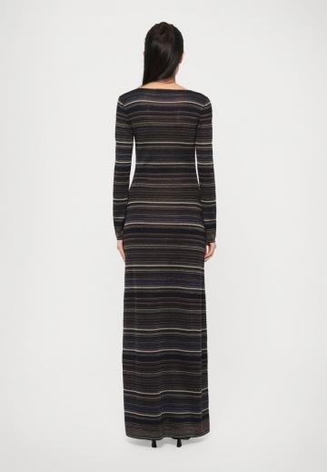 Вязаное платье