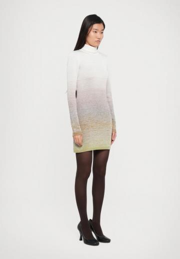 Вязаное платье