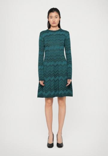 Вязаное платье