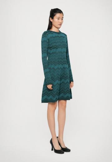 Вязаное платье