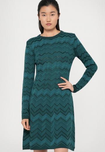 Вязаное платье