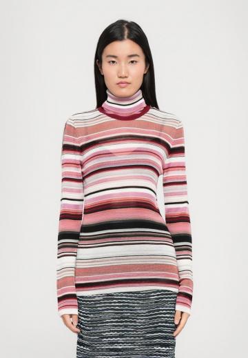Пуловер в полоску