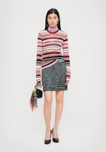 Пуловер в полоску